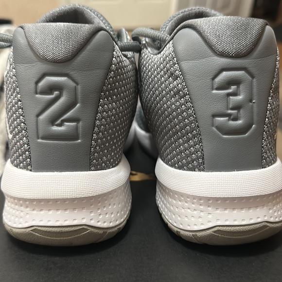 Jordan B.Fly BG, COOL GREY/ WHITE- WOLF GREY. SIZE 6 Youth, Size 7.5 Women’s. - Picture 4 of 6